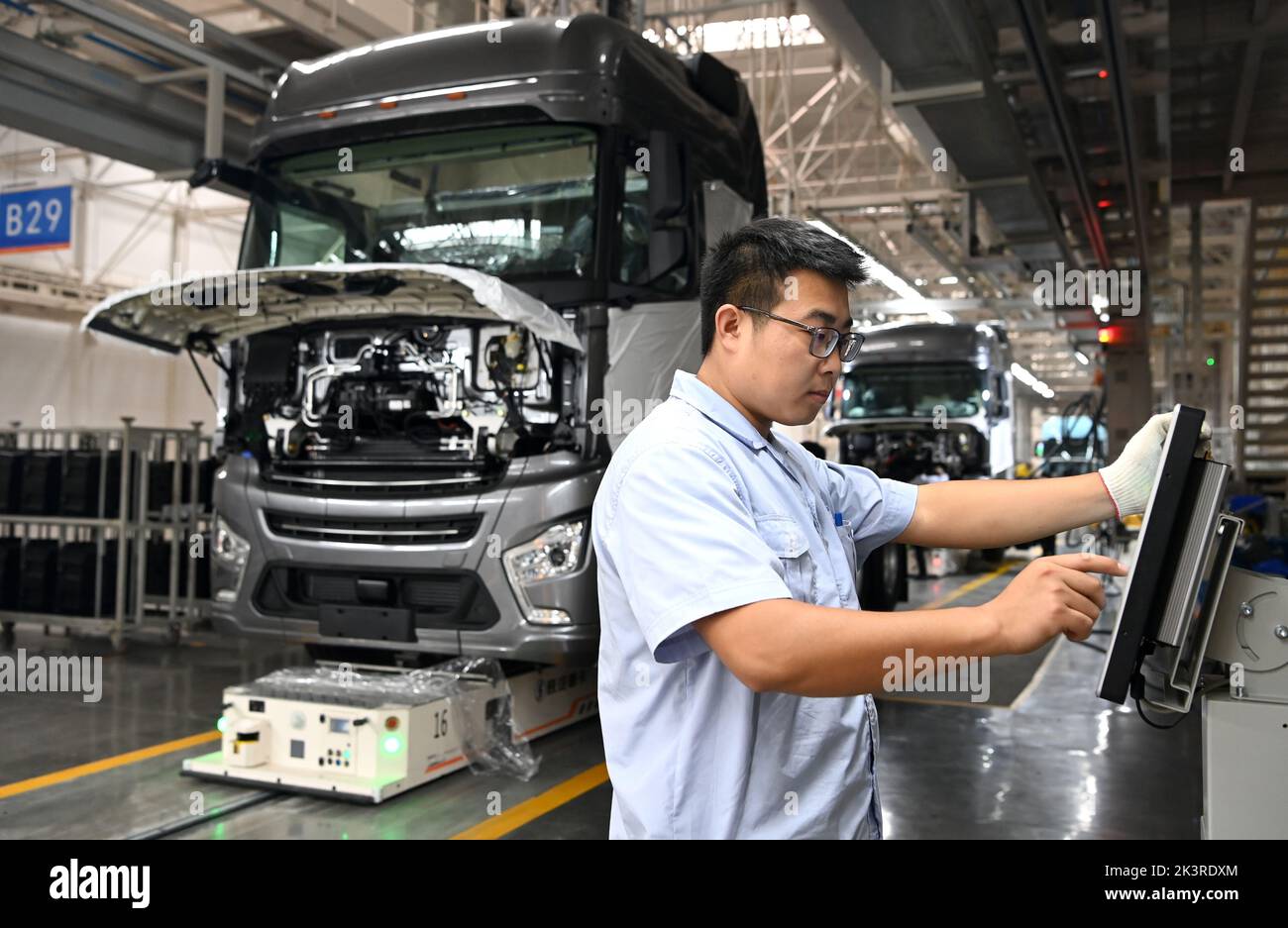 (220928) -- XI'AN, 28 de septiembre de 2022 (Xinhua) -- Un empleado trabaja en la línea de montaje del proyecto de expansión de la capacidad de camiones pesados en el Shaanxi Automobile Holding Group en Xi'an, provincia de Shaanxi, noroeste de China, 27 de septiembre de 2022. Shaanxi Automobile Holding Group es una empresa líder en la fabricación de equipos en la provincia de Shaanxi. Desde el principio de este año, las órdenes extranjeras de Shaanxi Automobile han continuado creciendo. Los camiones pesados que se producen aquí se exportan a más de 130 países y regiones. Recientemente se ha puesto en producción un proyecto de expansión para aumentar la capacidad Foto de stock