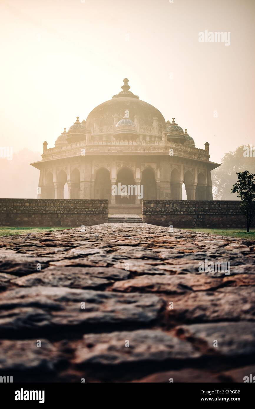La tumba de la noble Isa Khan Niazi ubicada en el complejo de la Tumba de Humayun en Delhi, India Foto de stock