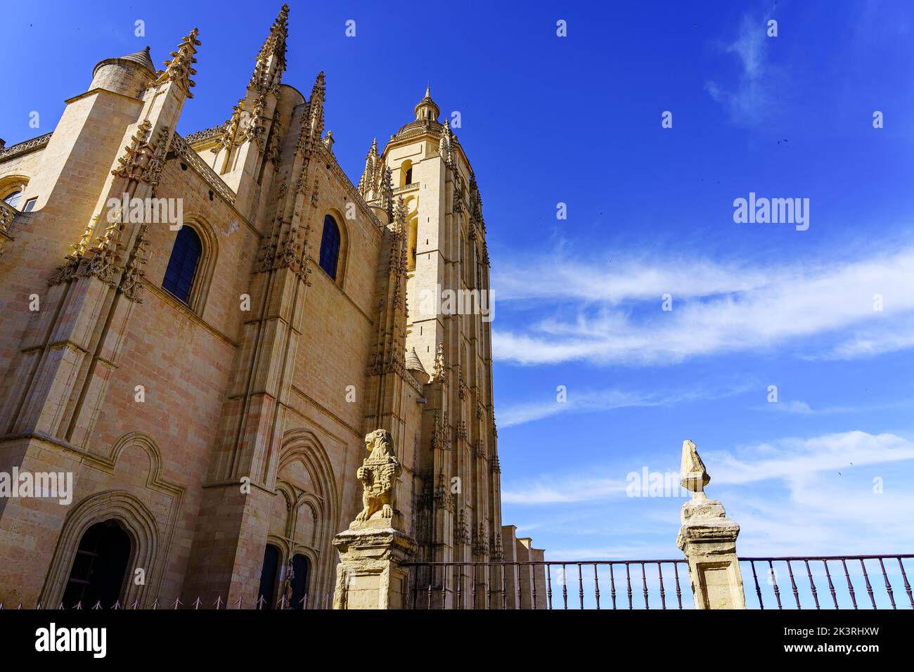 La hermosa catedral histórica en el casco antiguo de Segovia, España Foto de stock