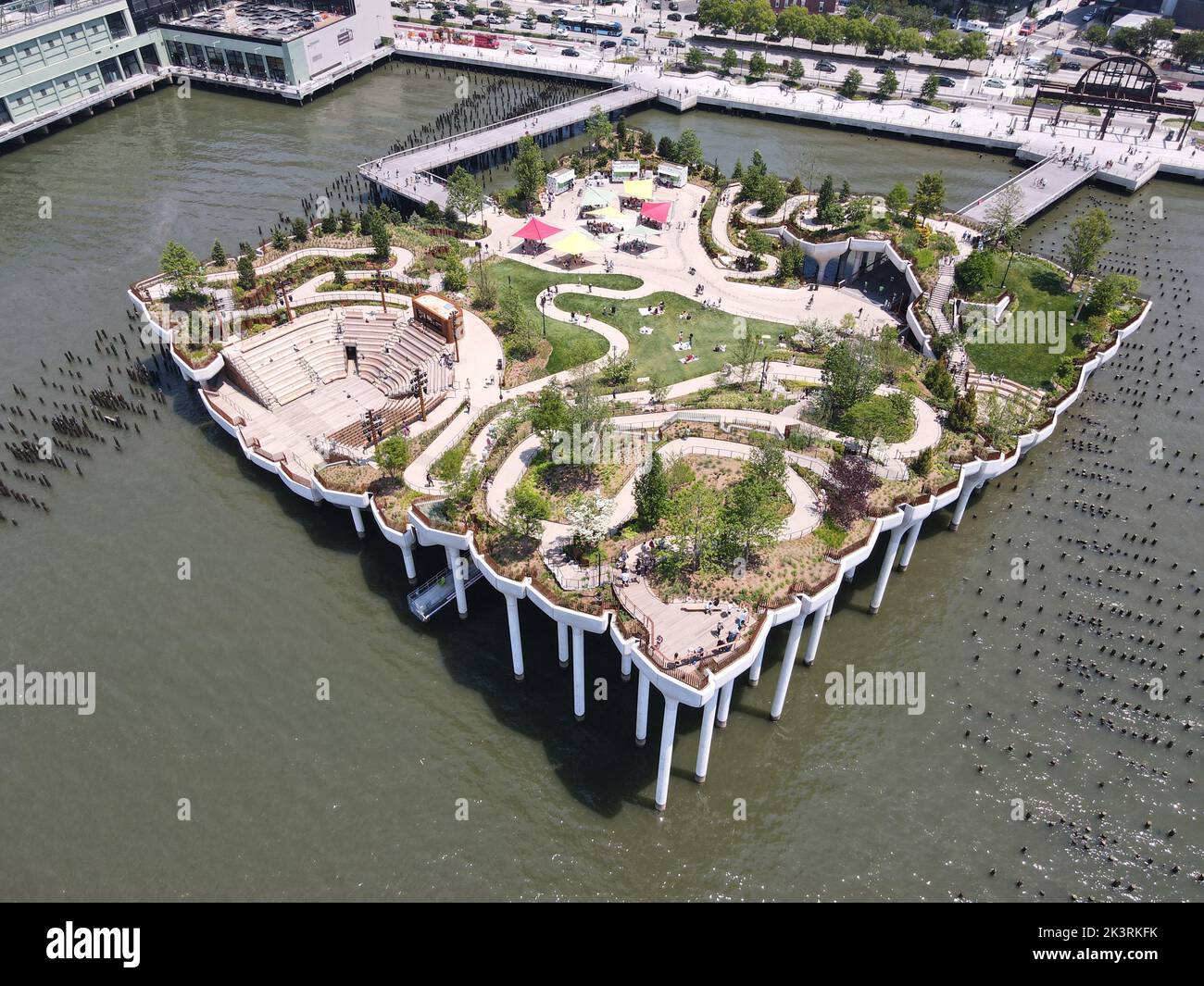 Una foto aérea del parque Little Island en Nueva York sobre el agua Foto de stock