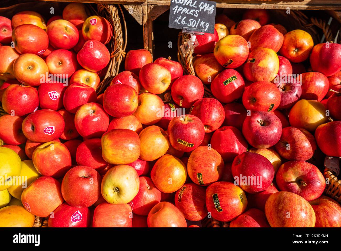 28 de septiembre de 2022: Las manzanas Royal Gala se exhiben en un mercado, Londres, Reino Unido Foto de stock