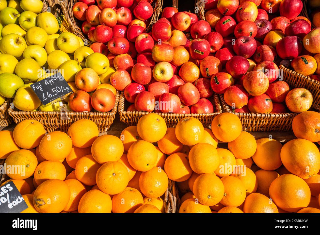 28 de septiembre de 2022: Fruta fresca en el mercado, Londres, Reino Unido Foto de stock