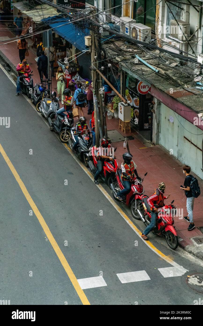 Una visión común de los pasajeros de los taxis a motor esperando en la cola. Usted puede moverse en taxi moto rápida y fácilmente en Bangkok, Tailandia. Foto de stock