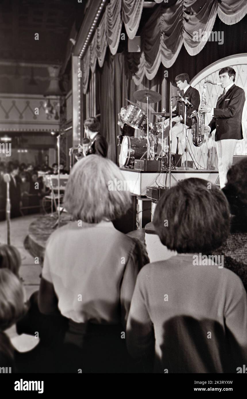 DAVE CLARK FIVE actuando en el Tottenham Royal, Londres, en enero de 1964. Foto: Tony Gale Foto de stock