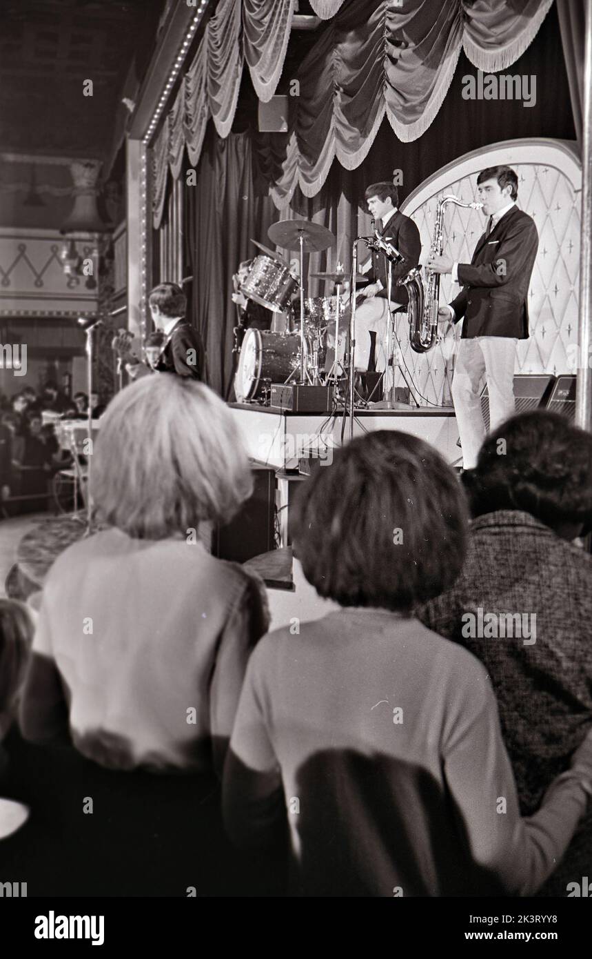 DAVE CLARK FIVE actuando en el Tottenham Royal, Londres, en enero de 1964. Foto: Tony Gale Foto de stock