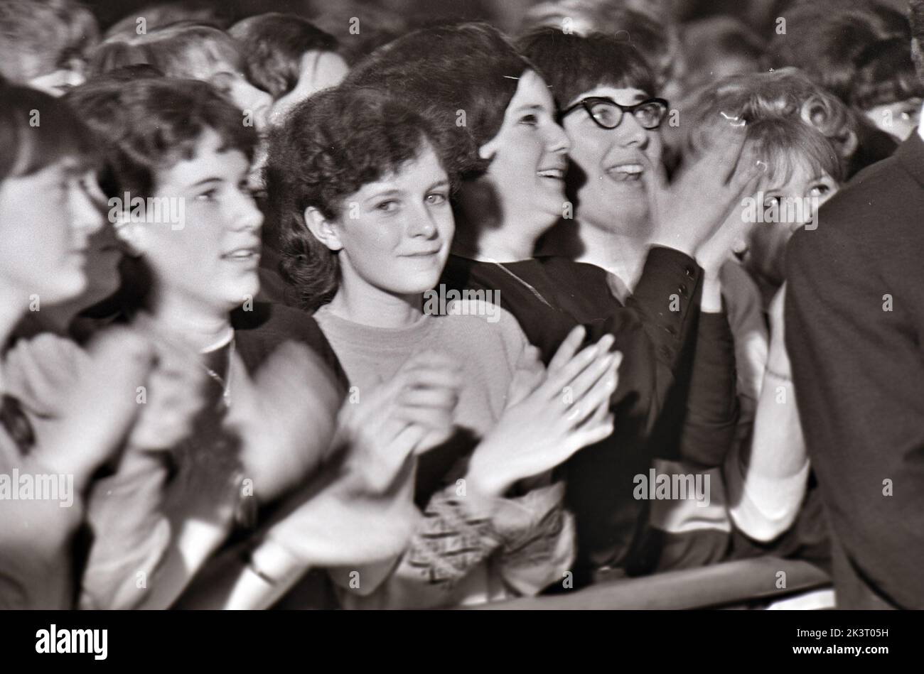 ADOLESCENTES en el Royal, Tottenham, Londres, en enero de 1964 viendo el grupo pop Dave Clark Five. Foto: Tony Gale Foto de stock