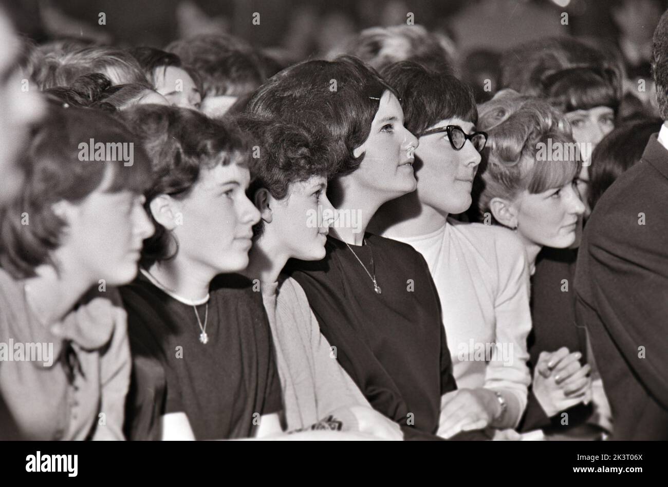 ADOLESCENTES en el Royal, Tottenham, Londres, en enero de 1964 viendo el grupo pop Dave Clark Five. Foto: Tony Gale Foto de stock