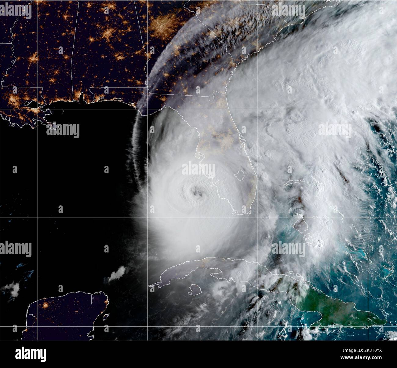 MODIS NOAA, Orbita Terrestre. 28th de Sep de 2022. MODIS NOAA, ÓRBITA TERRESTRE. 28 de septiembre de 2022. Ver como la primera luz golpea el este de los Estados Unidos mostrando al Huracán Ian mientras se acerca a la costa oeste de Florida como una peligrosa tormenta de Categoría 4 alimentada por las cálidas aguas del Golfo de México, vista desde el satélite GEOS NOAA, septiembre de 28, 2022 En órbita terrestre. Crédito: GEOS NOAA/NOAA/Alamy Live News Foto de stock