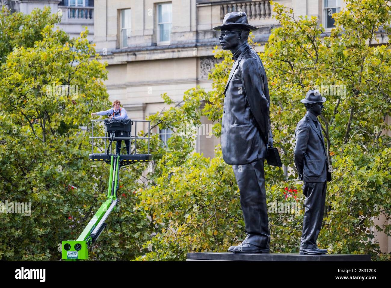 Londres, Reino Unido. 28th de Sep de 2022. Los fotógrafos se benefician de una posición de disparo más alta - Antelope de Samson Kambalu en el cuarto Plinth en Trafalgar Square. La escultura repone una fotografía de 1914 de John Chilembwe, un predicador bautista y panafricanista, y John Chorley, un misionero europeo. Chilembwe lleva un sombrero desafiando una regla colonial que prohíbe a los africanos llevar sombreros delante de los blancos. Más tarde dirigió un levantamiento contra el gobierno colonial durante el cual fue asesinado y su iglesia fue destruida por la policía colonial. Crédito: Guy Bell/Alamy Live News Foto de stock