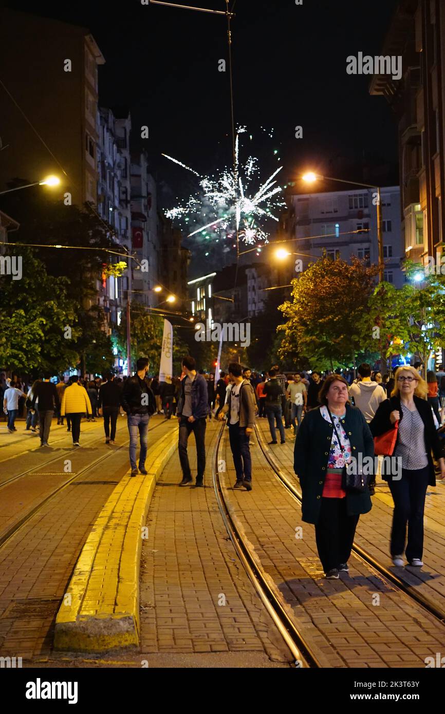 Una calle con mucha gente durante las celebraciones del Día Nacional de la Independencia y la Soberanía en Eskisehir Foto de stock