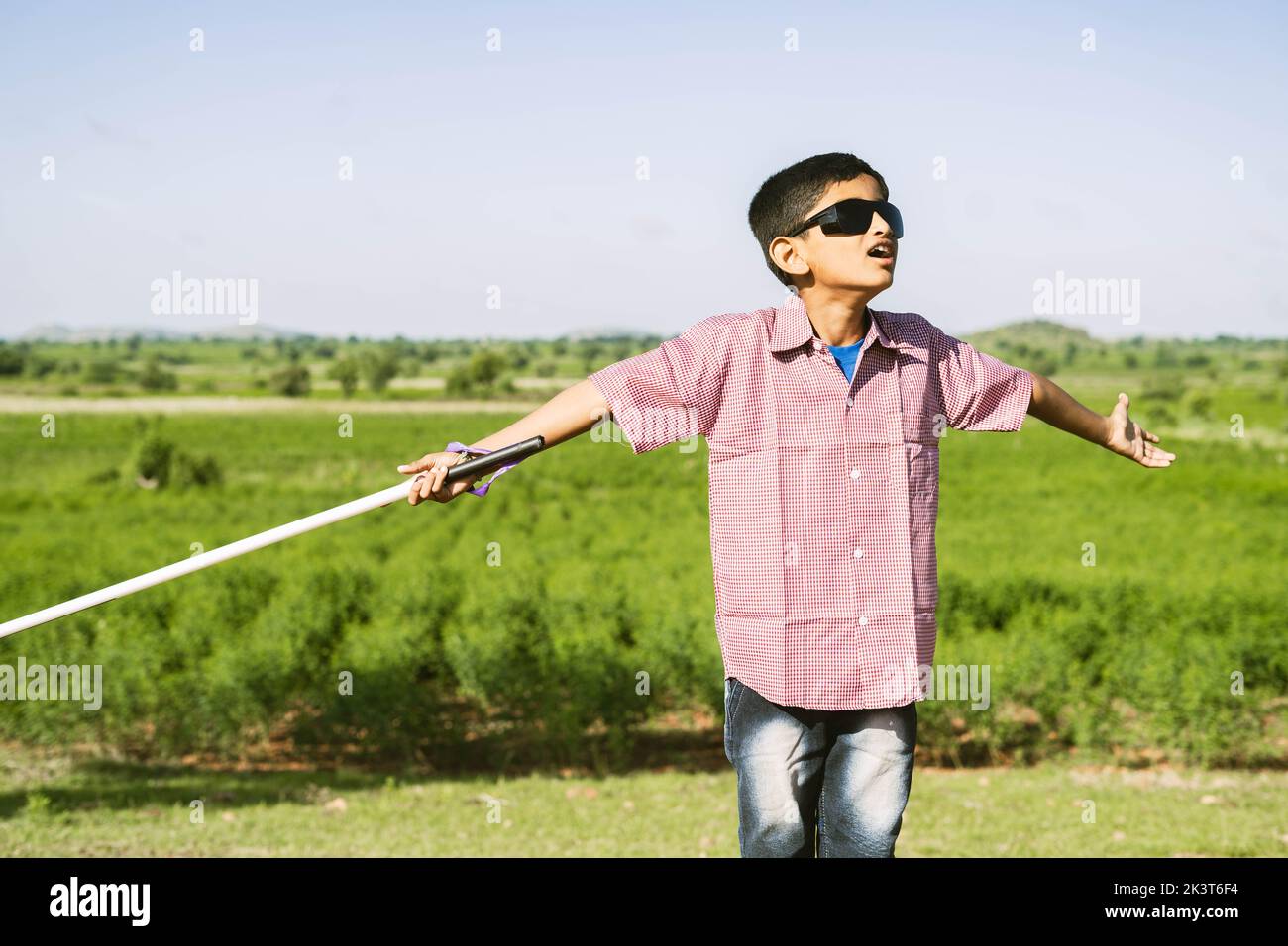 niño ciego adolescente indio con gafas disfrutando de la naturaleza y el aire fresco en la montaña - concepto de libertad, estilo de vida saludable y bienestar. Foto de stock