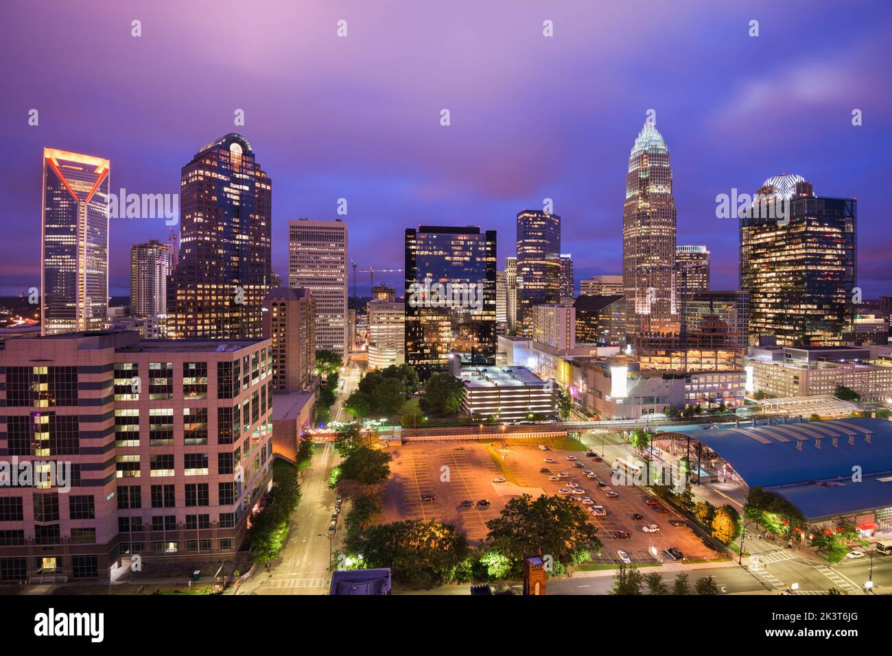 Charlotte, Carolina del Norte, EE.UU. En la parte alta del horizonte desde lo alto al atardecer. Foto de stock