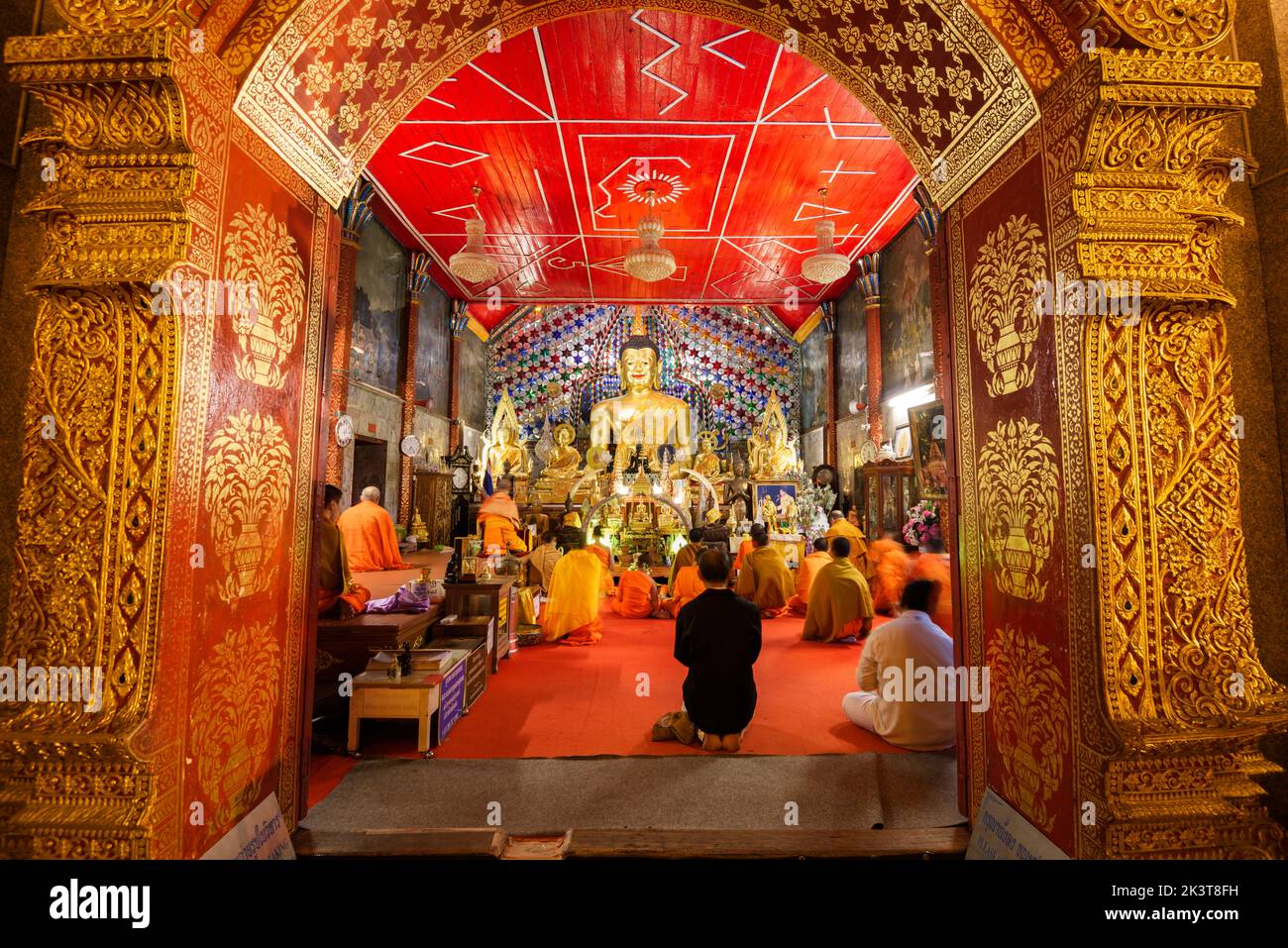 CHIANG MAI, TAILANDIA - 13 DE OCTUBRE de 2015: Monjes budistas realizan ceremonias tradicionales en Wat Phra That Doi Suthep, un templo en la montaña Doi Suthep ne Foto de stock