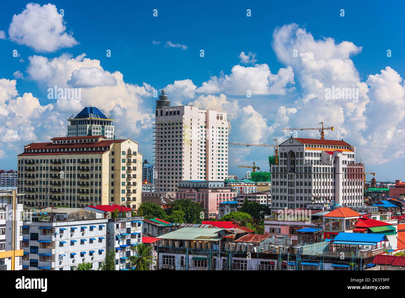 Yangon, el horizonte del centro de Myanmar con altas subidas por la tarde. Foto de stock
