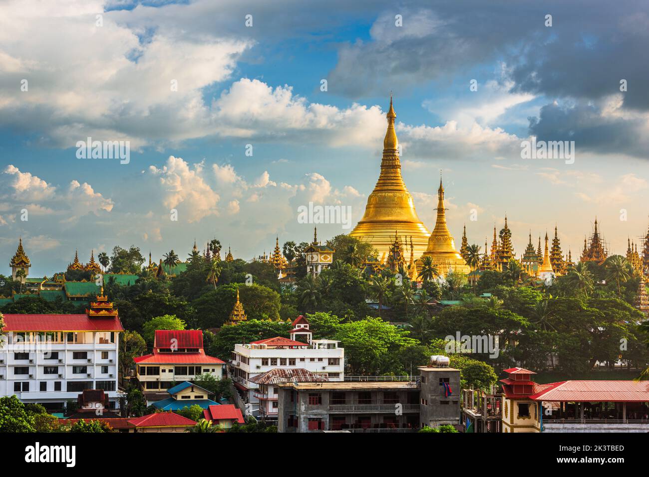 Yangon, Myanmar vista de la histórica pagoda Shwedagon por la tarde. Foto de stock
