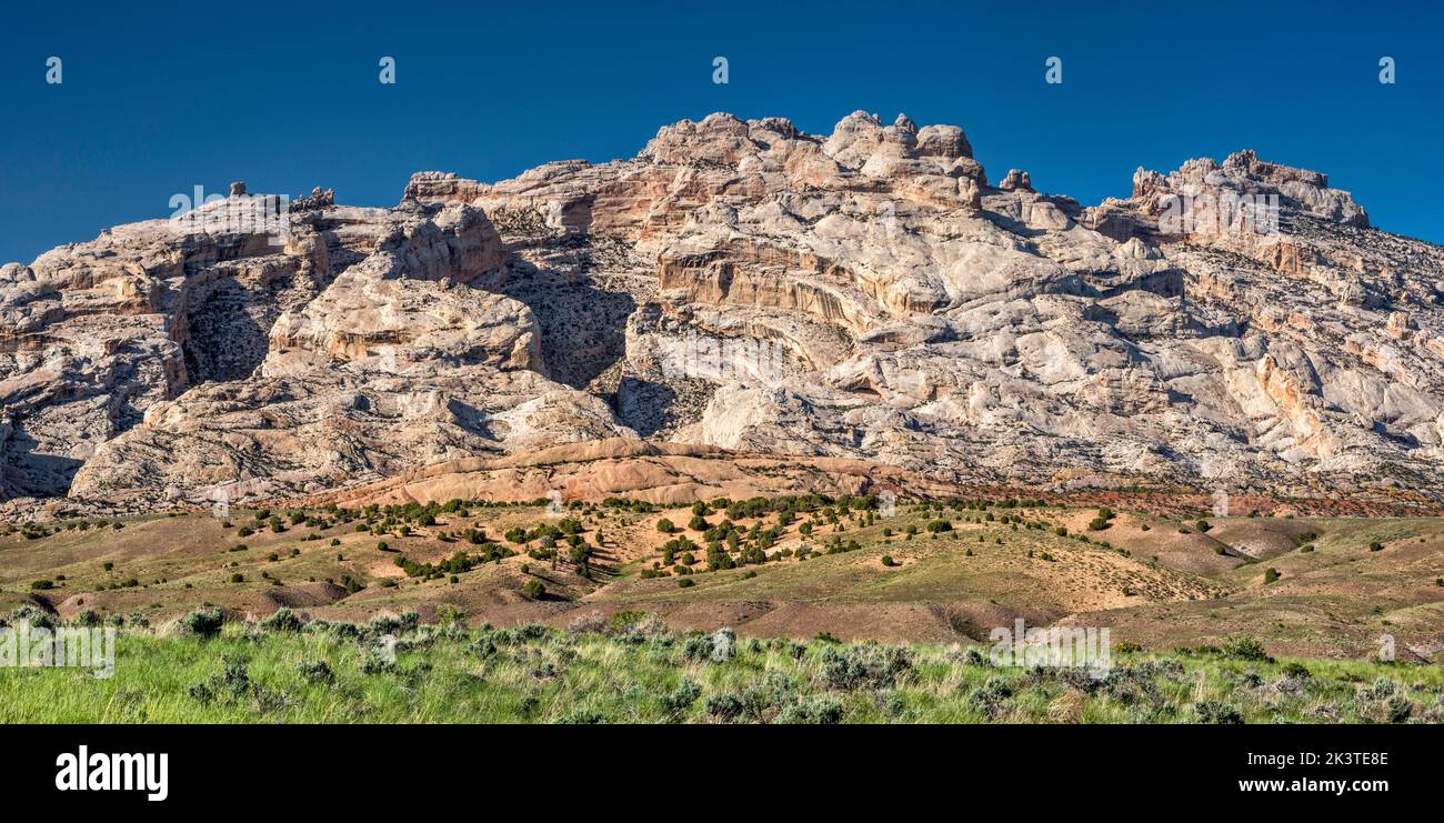Split Mountain, vista desde Cub Creek Road, formación de arenisca Weber, Monumento Nacional de los Dinosaurios, Utah, EE.UU Foto de stock