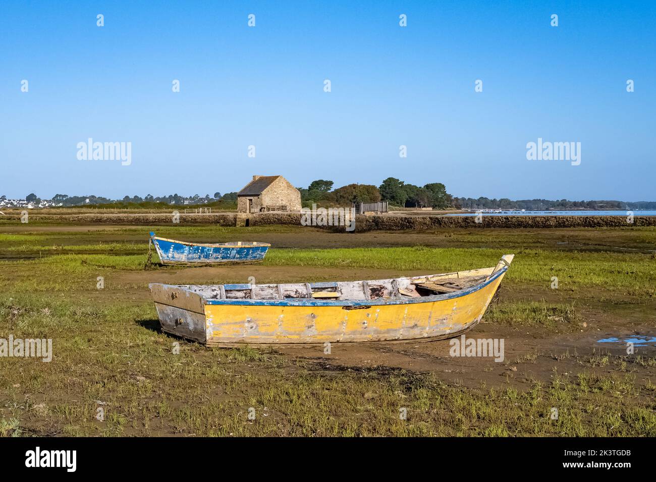 Arz isla en el golfo de Morbihan, el molino de marea, con botes de fila típicos, panorama Foto de stock
