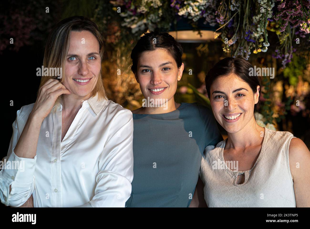 Grupo de mujeres mirando y sonriendo a la cámara Foto de stock