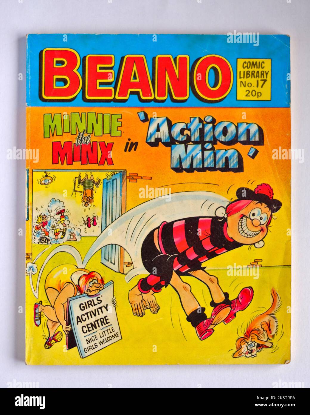 Beano número 17 de la biblioteca de cómics con Minnie the Minx Foto de stock