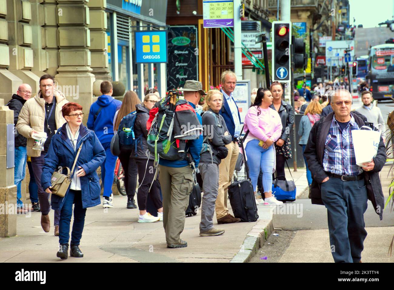 Glasgow, Escocia, Reino Unido 28th de septiembre de 2022. Clima en el Reino Unido: Soleado en la ciudad vio a los lugareños un turista tomar las calles como el factor de sentirse bien animó a ir de compras. Crédito Gerard Ferry/Alamy Live News Foto de stock