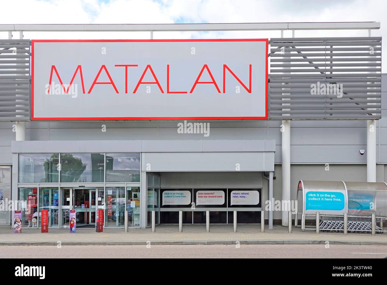 Instalaciones de Matalan en un moderno parque de tiendas, una cadena de tiendas de moda británica, una tienda de artículos para el hogar, una empresa Lakeside England, Reino Unido Foto de stock
