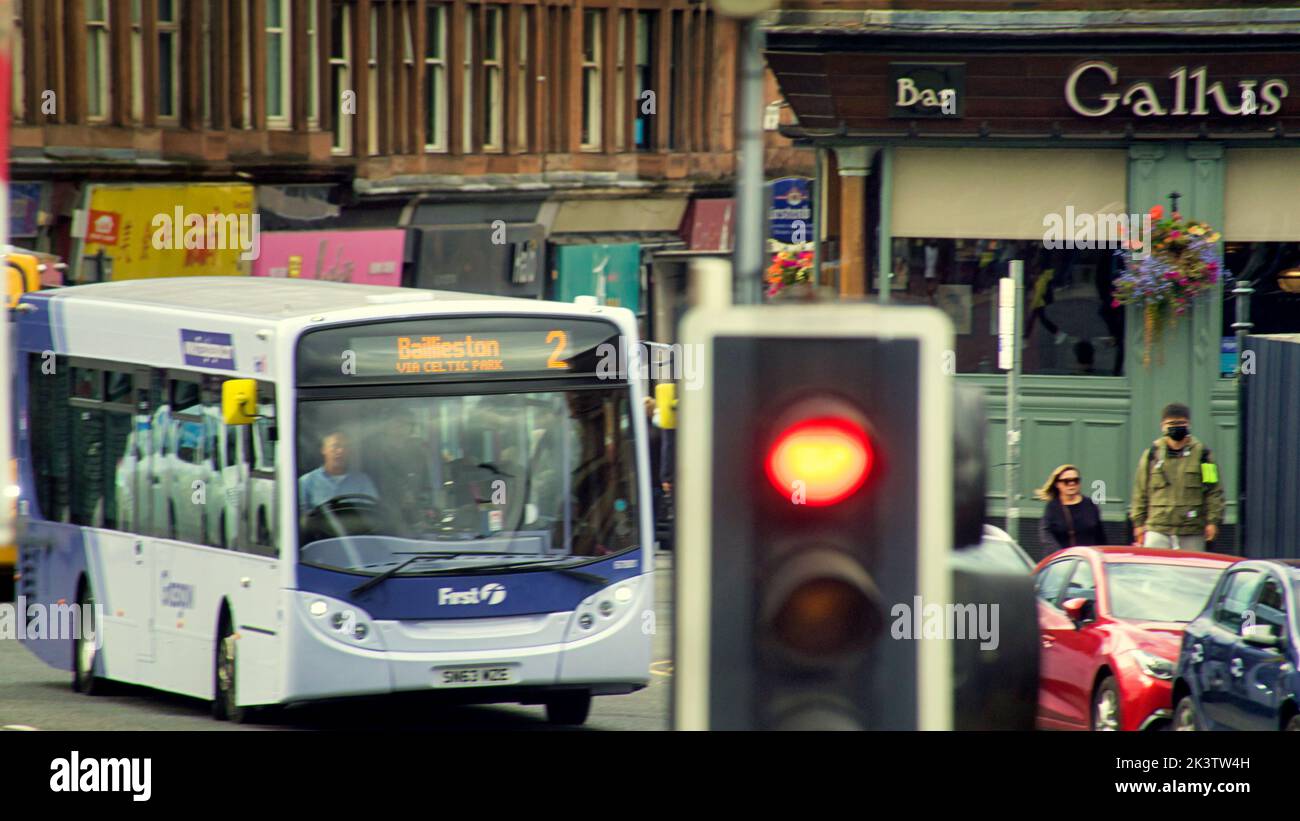Glasgow, Escocia, Reino Unido 28th de septiembre de 2022. Clima en el Reino Unido: Soleado en la ciudad vio a los lugareños un turista tomar las calles como el factor de sentirse bien animó a ir de compras. Dumbarton carretera en partick en el extremo oeste crédito Gerard Ferry / Alamy Live News Foto de stock