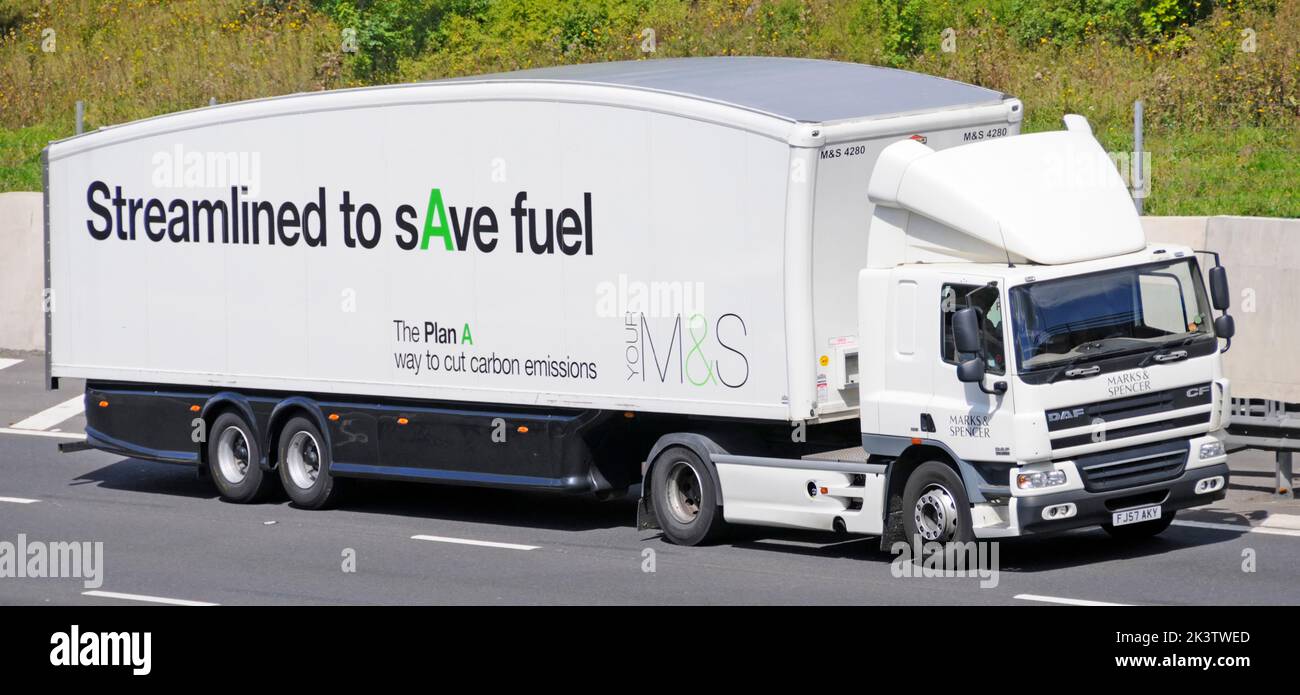 Daf Marks & Spencer supply chain store entrega camión carretilla con aerodinámica optimizada M&S forma de remolque para ahorrar combustible circulando por la autovía del Reino Unido Foto de stock