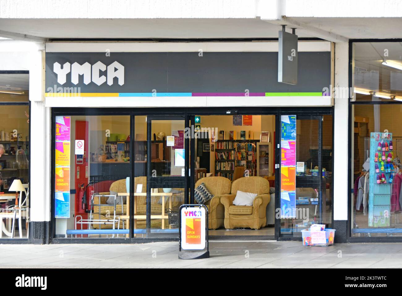YMCA Young Men's Christian Association fund craising charity shop vende mercancía nacional donada centro comercial al aire libre en Witham Essex, Inglaterra, Reino Unido Foto de stock