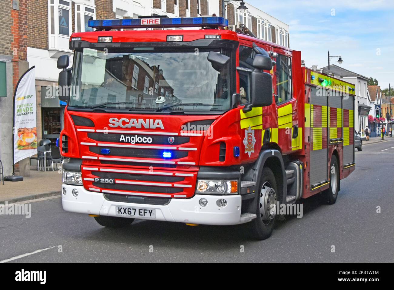 Essex Servicio de Bomberos y Rescate Scania camión chasis brigada de bomberos motor y Angloco aparato cuerpo conducción en la llamada de emergencia en Witham Inglaterra Reino Unido Foto de stock