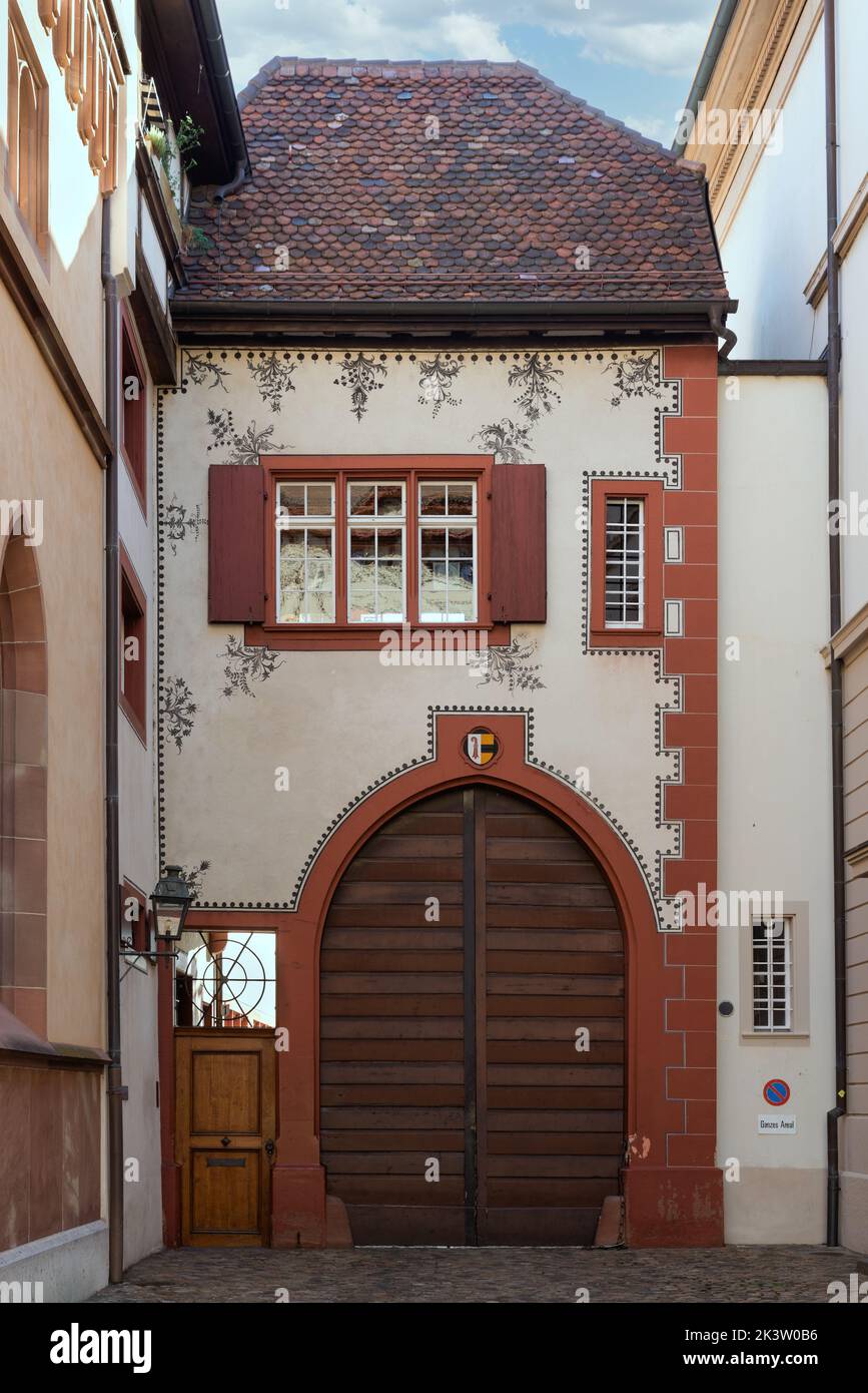 casa con hermosas ventanas y puerta en basilea suiza Foto de stock