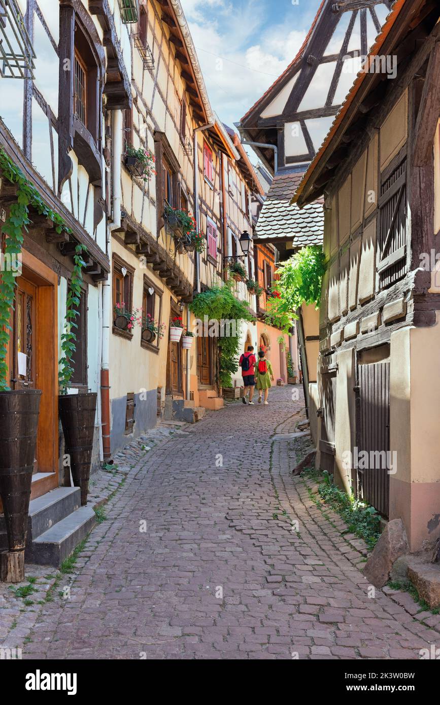Hermosa calle en el municipio de Eguisheim Francia Foto de stock