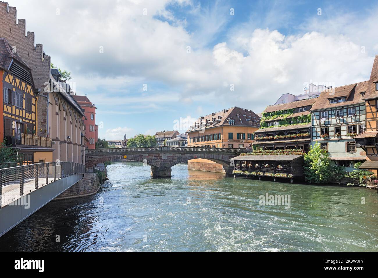 Hermoso puente sobre el río Ile en Estrasburgo Francia Foto de stock