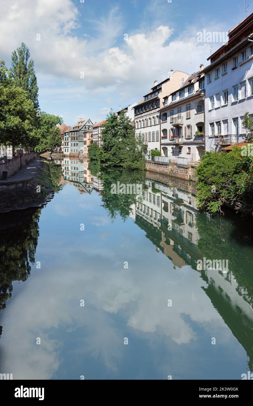 Hermosas casas junto al río en Estrasburgo Francia Foto de stock