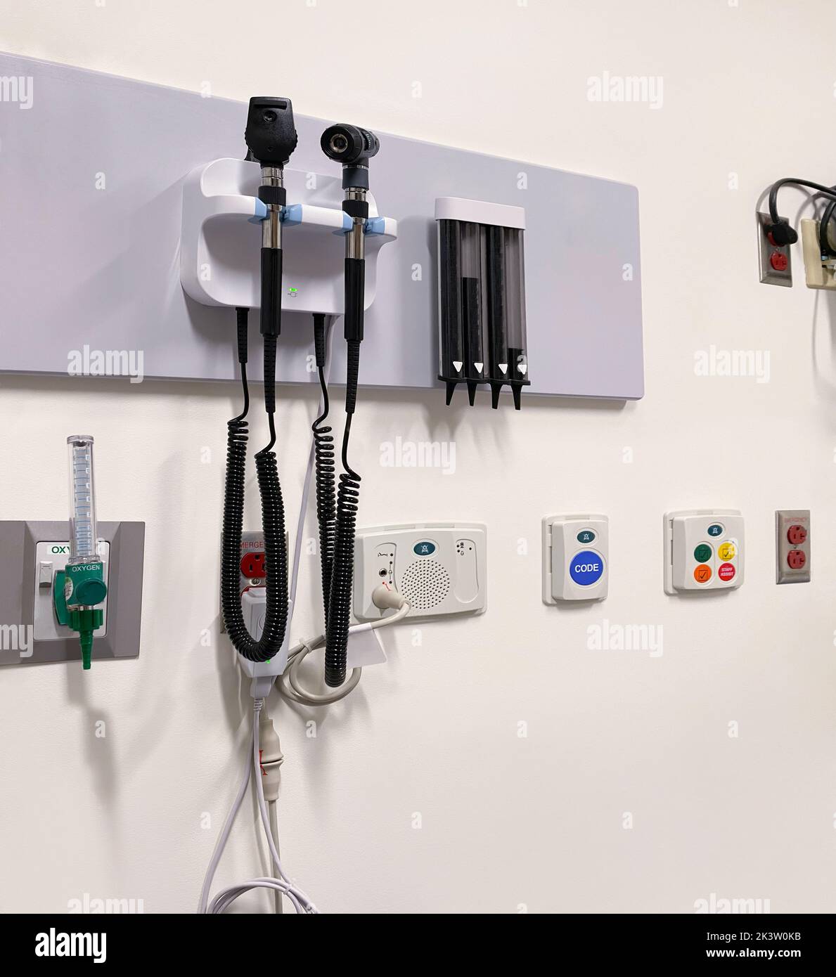 pared de herramientas en el consultorio del médico, hospital, clínica, sala de examen del paciente Foto de stock