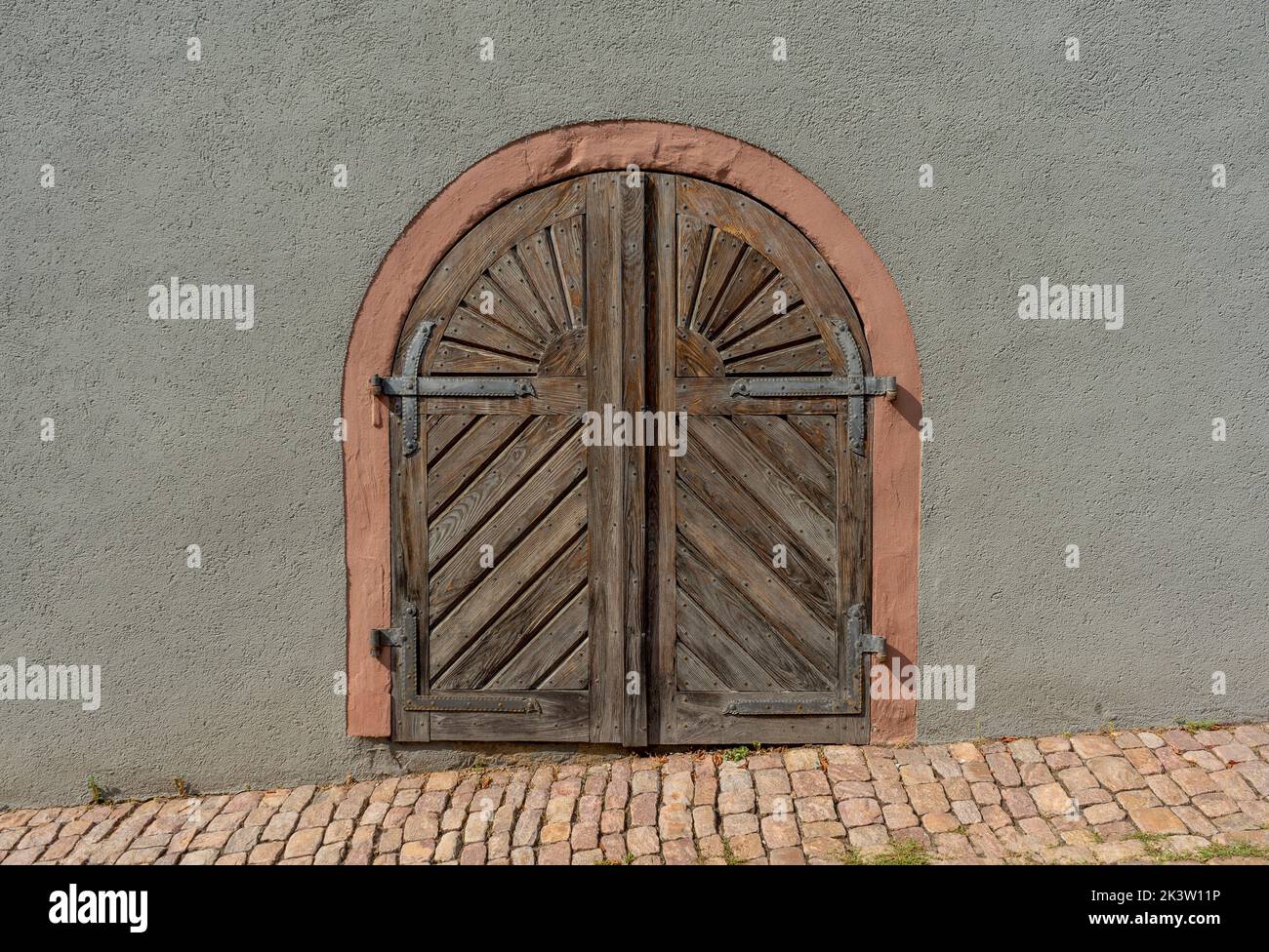 Puerta histórica vista en Bad Wimpfen, una ciudad balneario histórica en el distrito de Heilbronn en la región de Baden-Wuerttemberg, al sur de Alemania Foto de stock