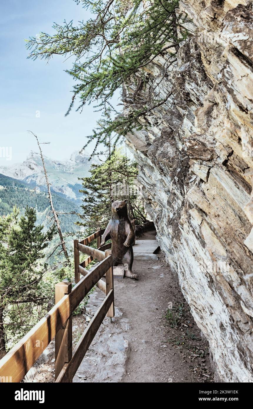 Bisse du Torrent Neuf puentes colgantes en los alpes suizos Foto de stock