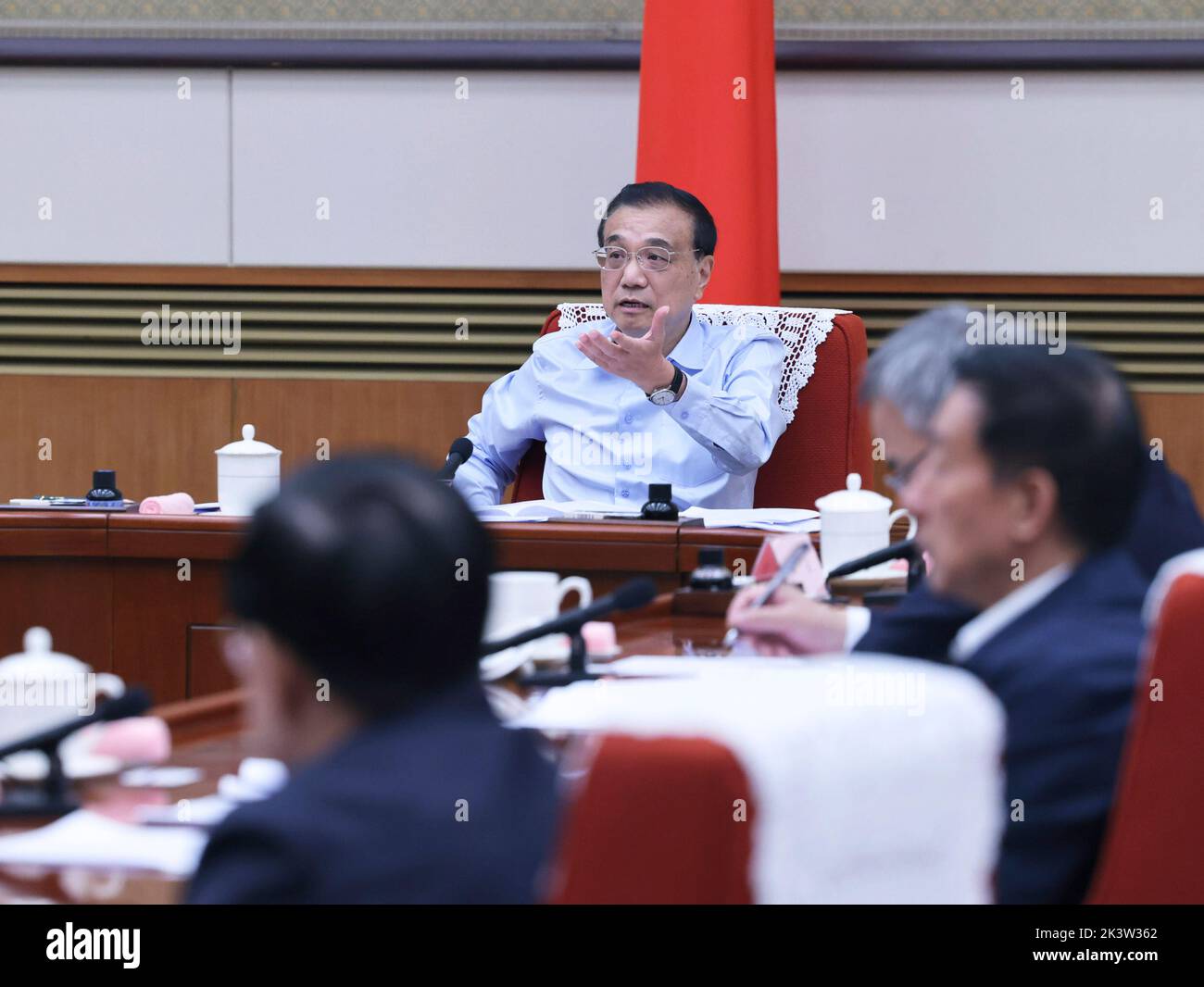 (220928) -- BEIJING, 28 de septiembre de 2022 (Xinhua) -- El Primer Ministro chino Li Keqiang, también miembro del Comité Permanente del Buró Político del Comité Central del Partido Comunista de China (CPC), habla en una reunión sobre el trabajo del gobierno con respecto a la estabilización económica para el cuarto trimestre de este año, el 28 de septiembre de 2022. El Viceprimer Ministro Han Zheng, también miembro del Comité Permanente del Buró Político del Comité Central del CPC, asistió a la reunión. (Xinhua/Liu Weibing) Foto de stock