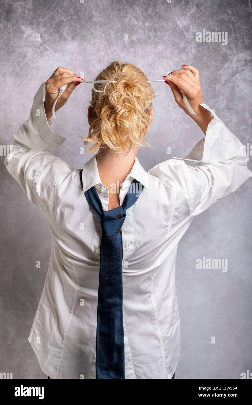 Camisa blanca corbata mujer fotografías e imágenes de alta resolución -  Alamy