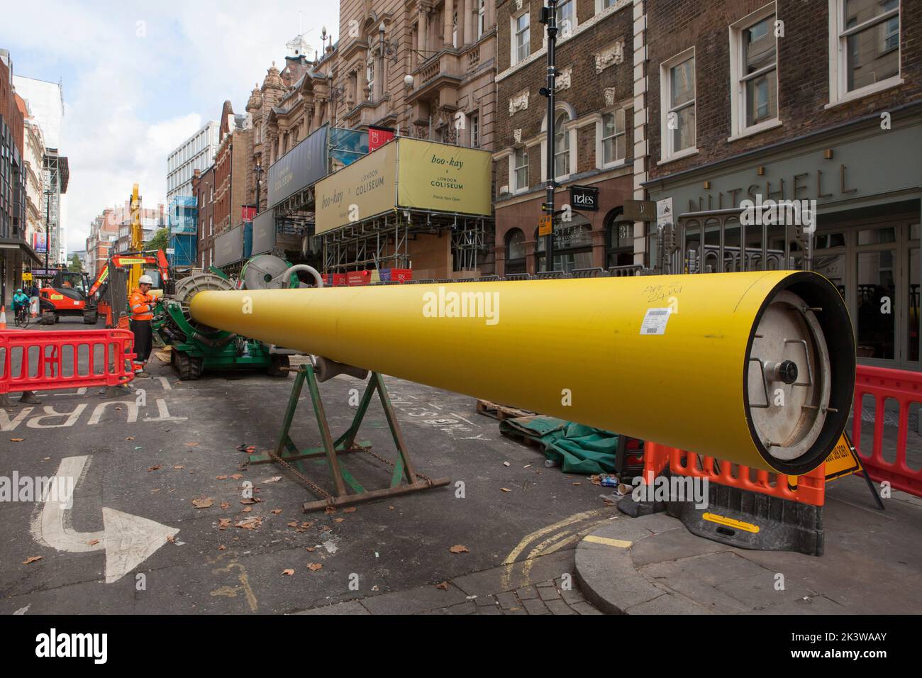 Londres, Reino Unido, 28 de septiembre de 2022: Obras de carreteras en St Martin's Lane, donde se va a sustituir una tubería de gas. Noticias vivas de Anna Watson/Alamy Foto de stock