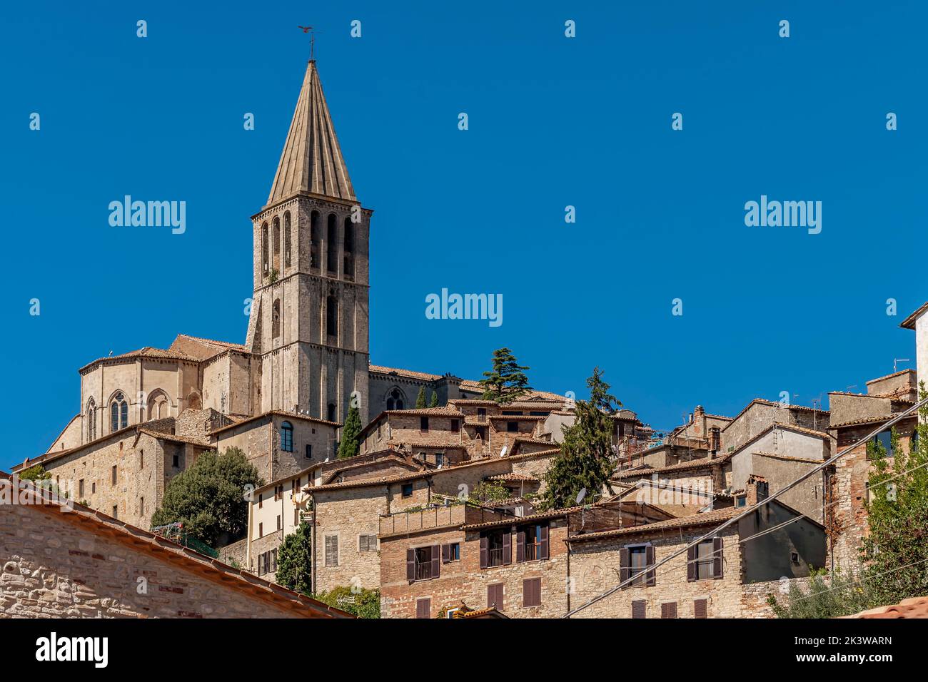 El campanario de la iglesia de San Fortunato domina el centro histórico