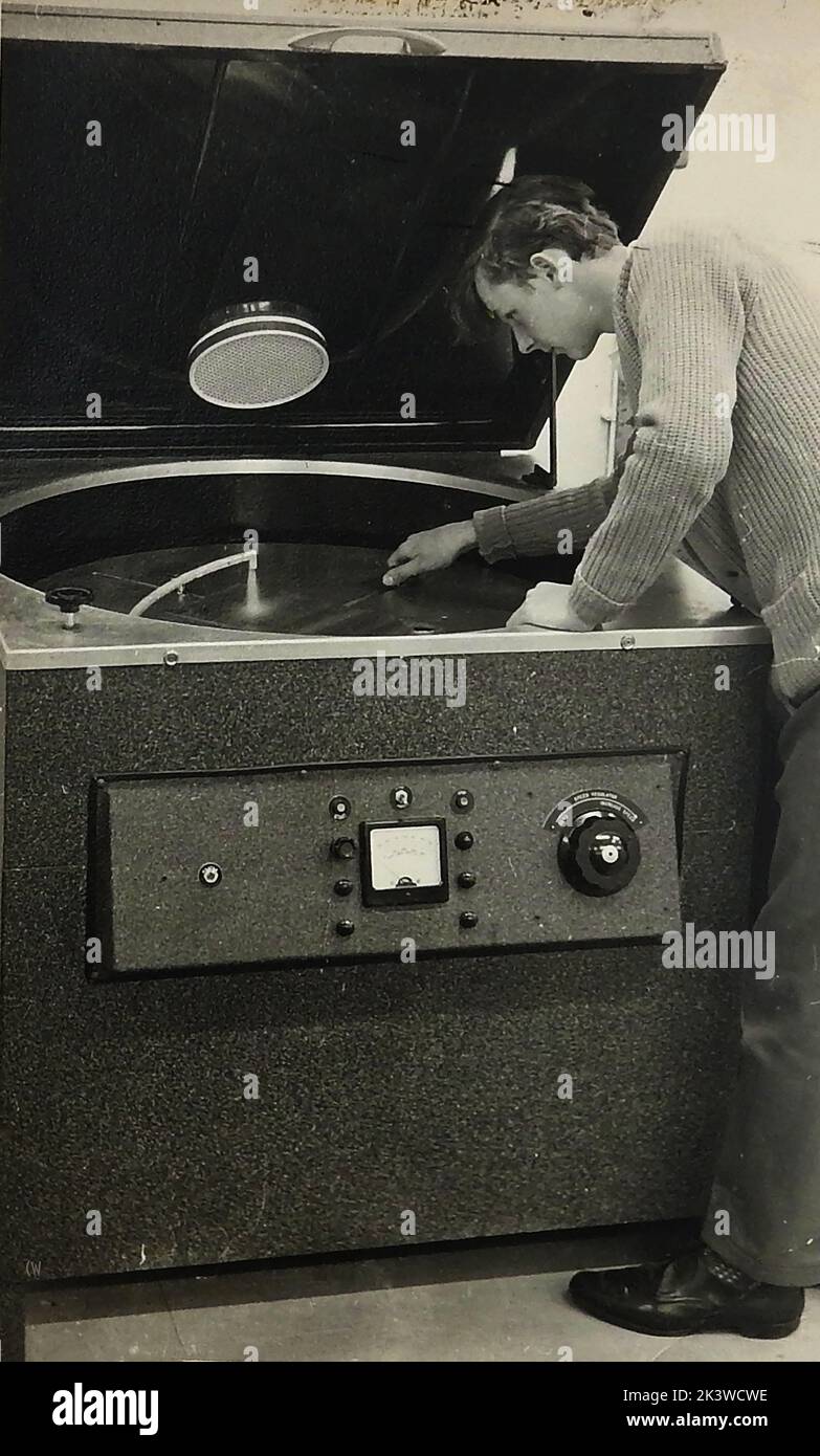 1960's Klishograph (máquina de fabricación de planchas de impresión) con el operador Colin Waters en el trabajo en el edificio del periódico Evening Gazette, Borough Road, Middlesbrough, Teesside, Reino Unido. La máquina, inventada principalmente para la producción de periódicos, graba automáticamente placas de impresión. Fue desarrollado en 1953 por Rudolf Hell en Kiel Foto de stock