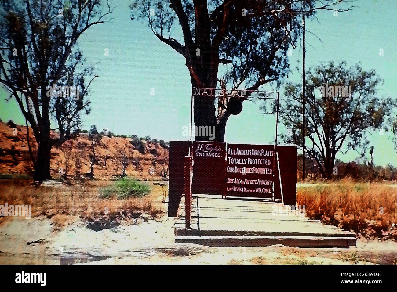 Una fotografía de 1971 tomada en Waikerie Australia de la entrada al parque natural privado de koala y fauna silvestre en la propiedad de J.K (Kevin) Twigden, un agricultor local de albaricoques. El parque de vida salvaje estaba situado a orillas del río Murray (detrás de la entrada, Foto de stock