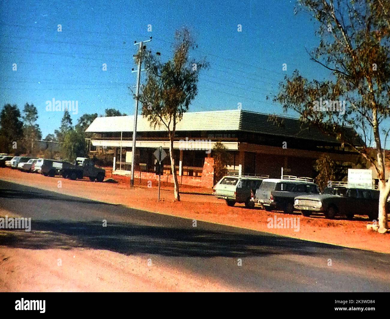 1971. Las entonces nuevas oficinas de administración del Departamento de Salud poco después de su apertura en Gap Road , Alice Springs, Australia.jpg - Foto de stock