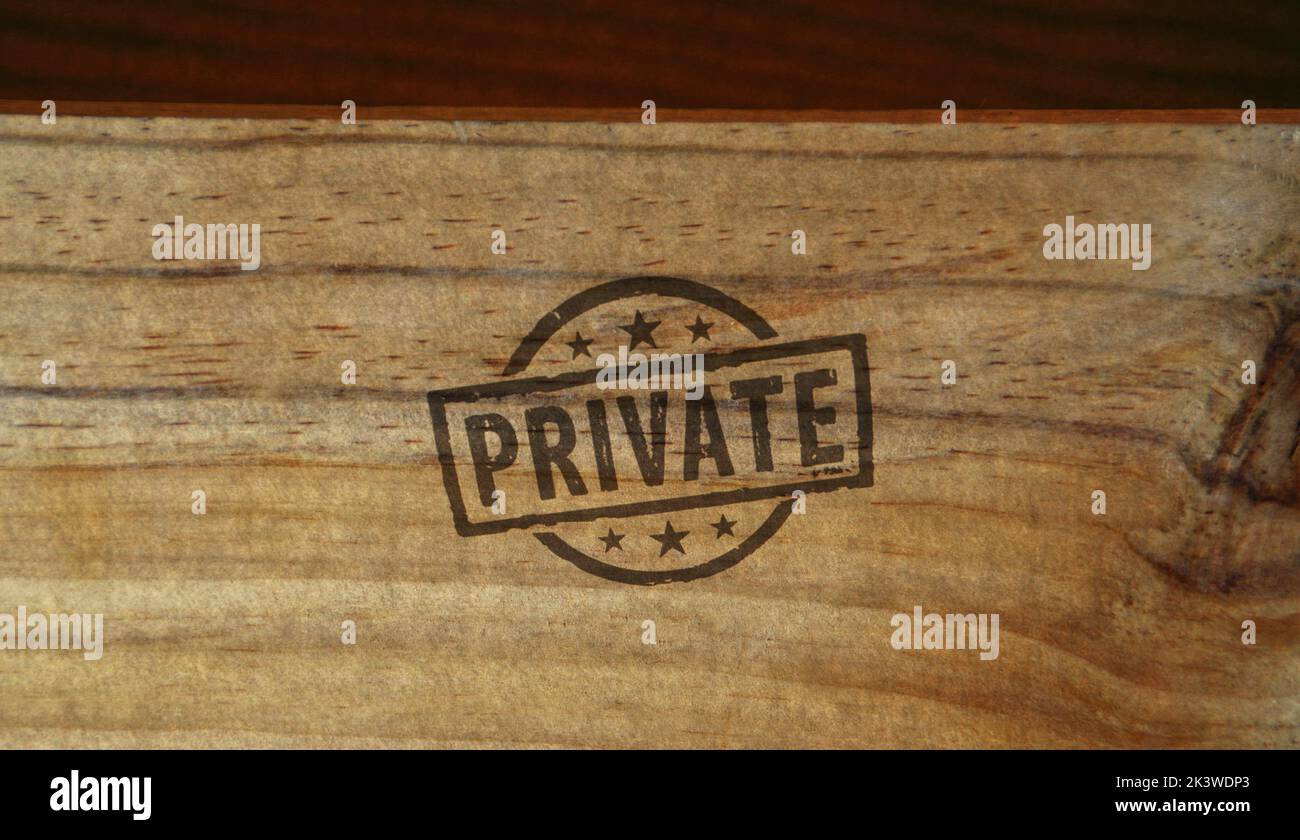 Sello privado impreso en una caja de madera. Concepto de privacidad, secreto y confidencial. Foto de stock