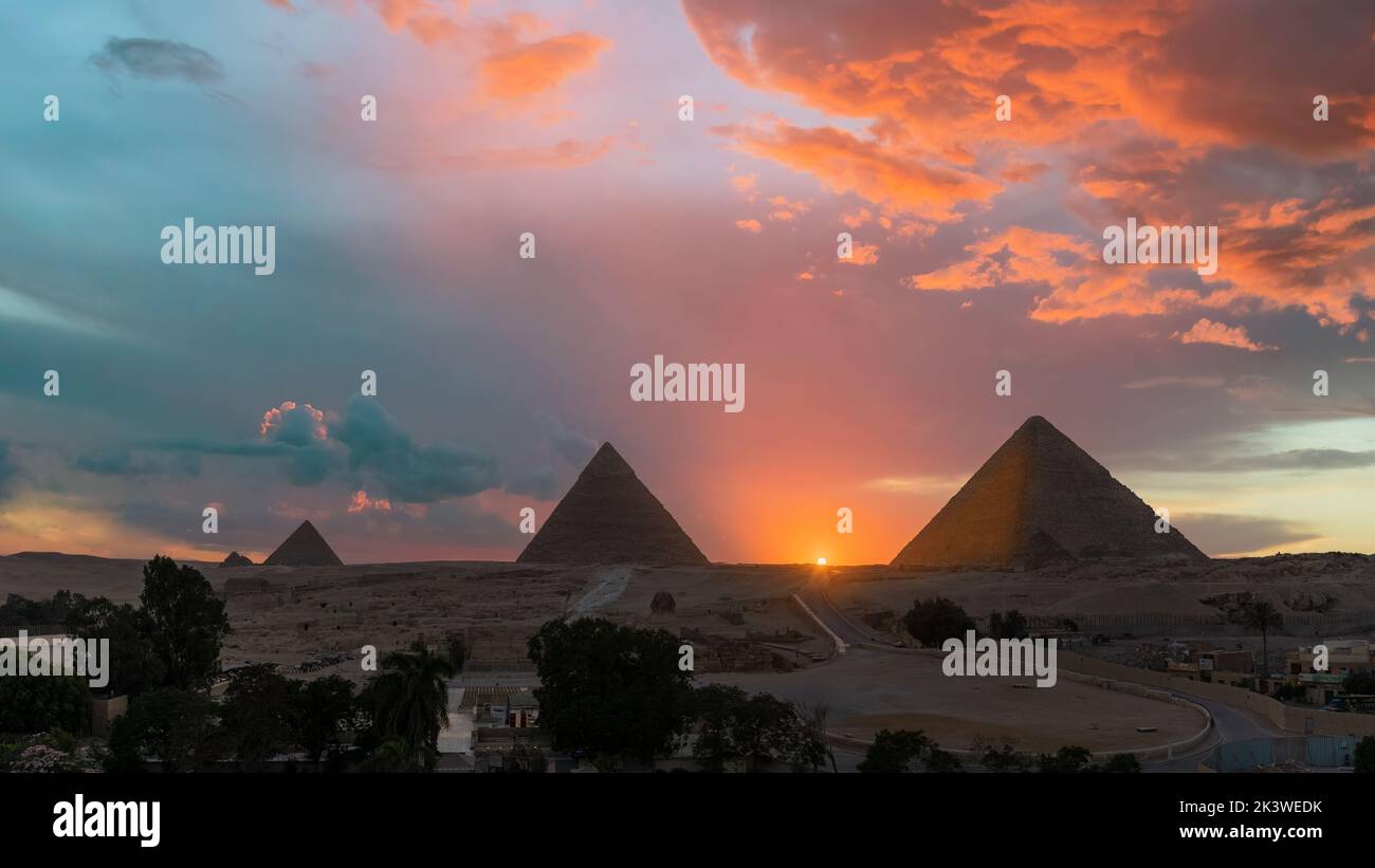 Puesta de sol en las Pirámides de Giza, Egipto. Foto de stock