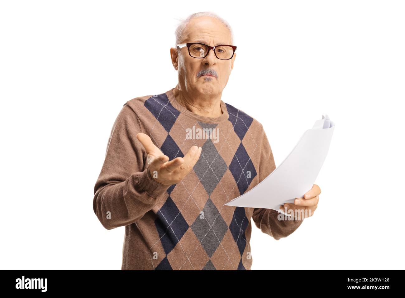 Hombre maduro confundido sosteniendo un documento de papel aislado sobre blanco antecedentes Foto de stock