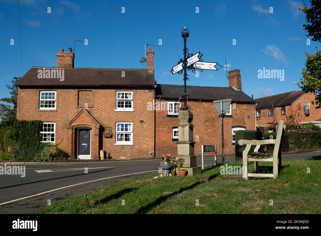 Letreros y cabañas en Norton Lindsey village, Warwickshire, Inglaterra, Reino Unido Foto de stock