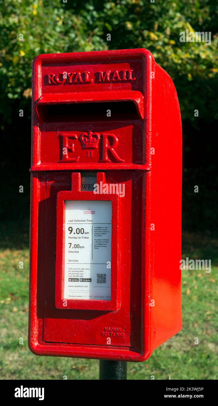 Caja de correos ER II en Norton Lindsey Village, Warwickshire, Inglaterra, Reino Unido Foto de stock