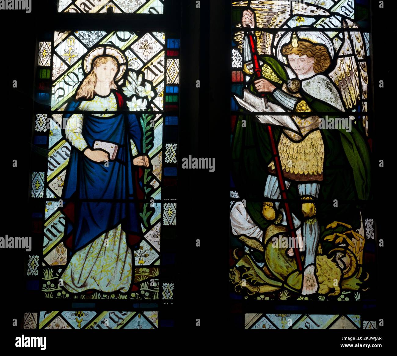 Virgen María y Arcángel Miguel vidrieras, Iglesia de San Nicolás, Beaudesert, Henley-in-Arden, Warwickshire, Inglaterra, Reino Unido Foto de stock