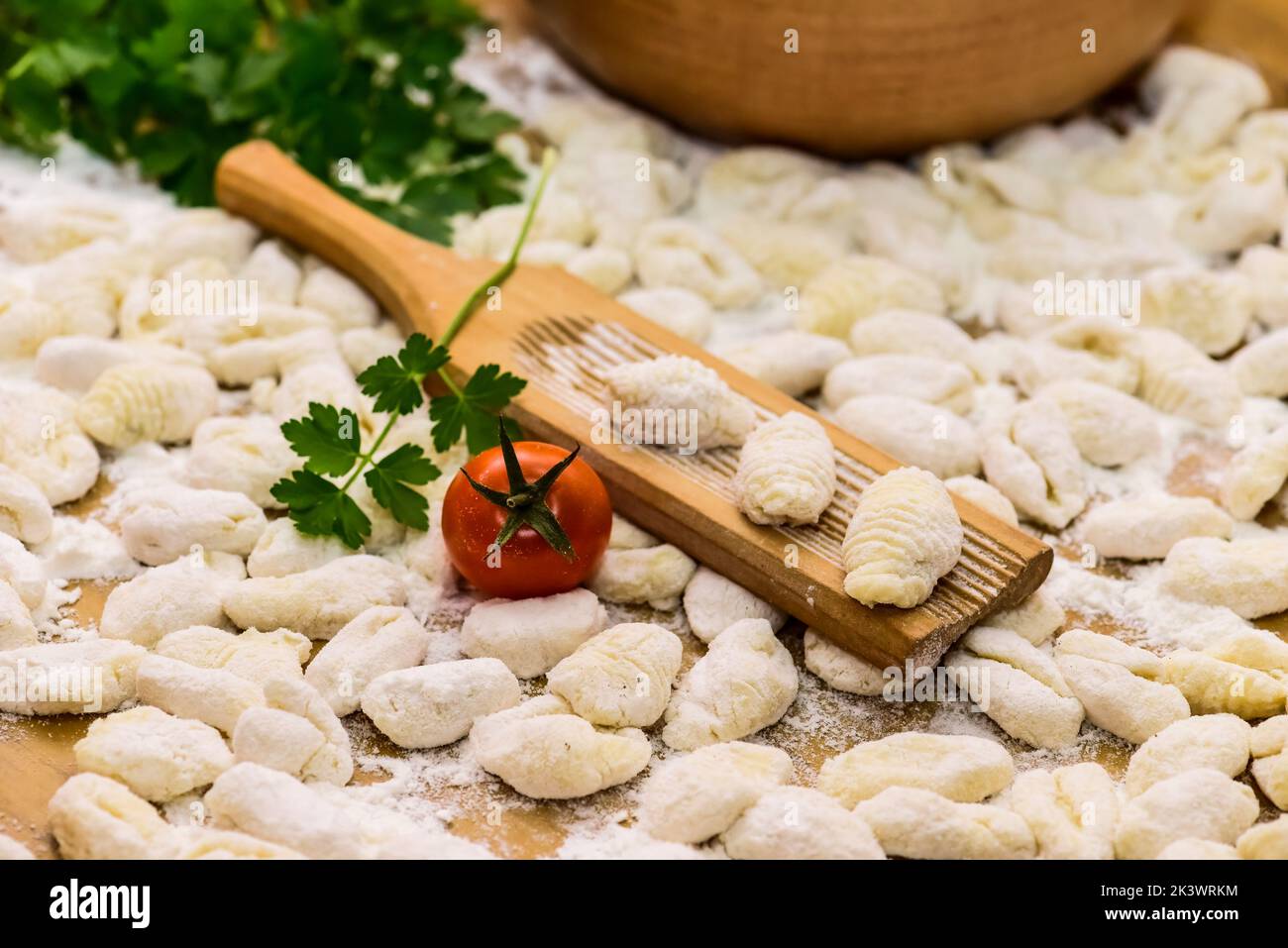 Preparación de gnocchi. Comida italiana tradicional Foto de stock
